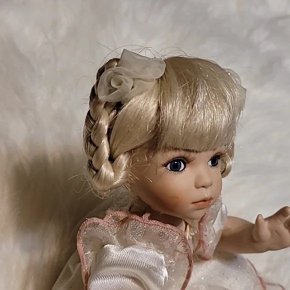 Geppeddo little ladies collection porcelain doll‎ 8" doll. - Picture 2 of 8